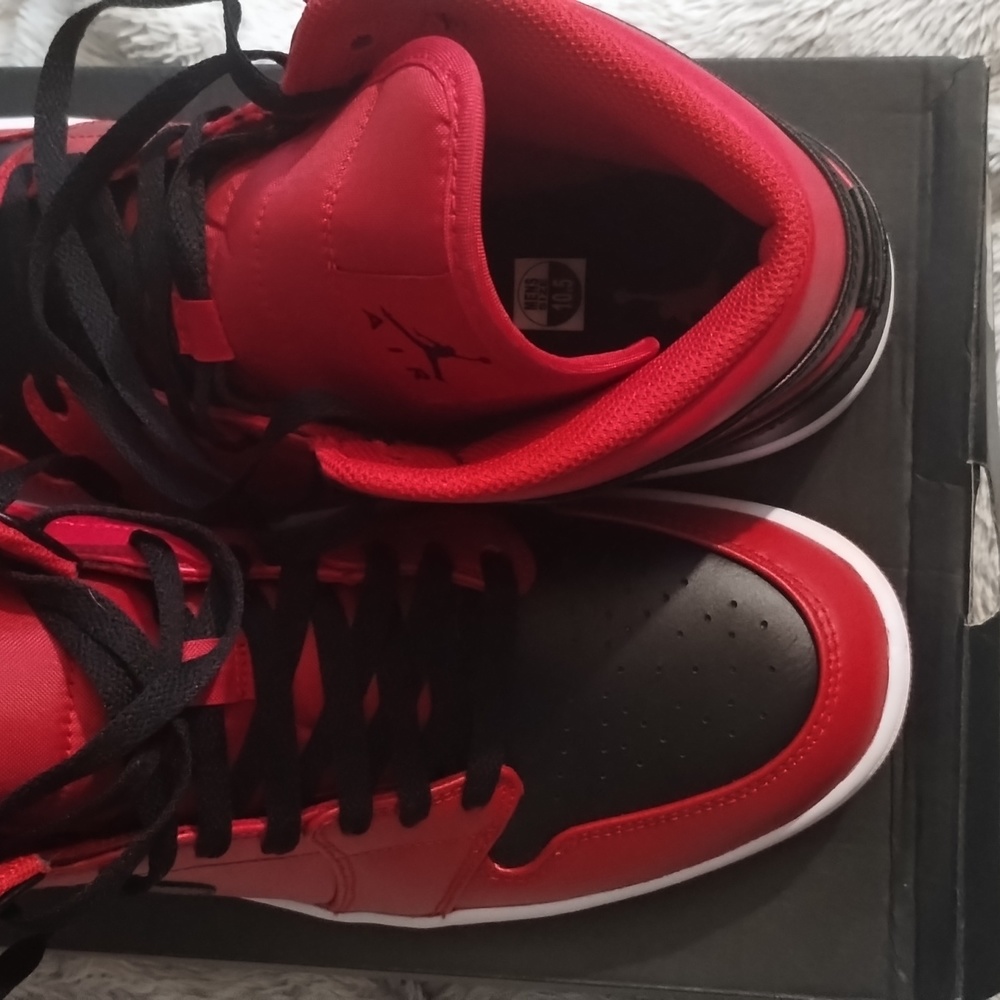 Jordan 1 mid Gym Red, Black, White